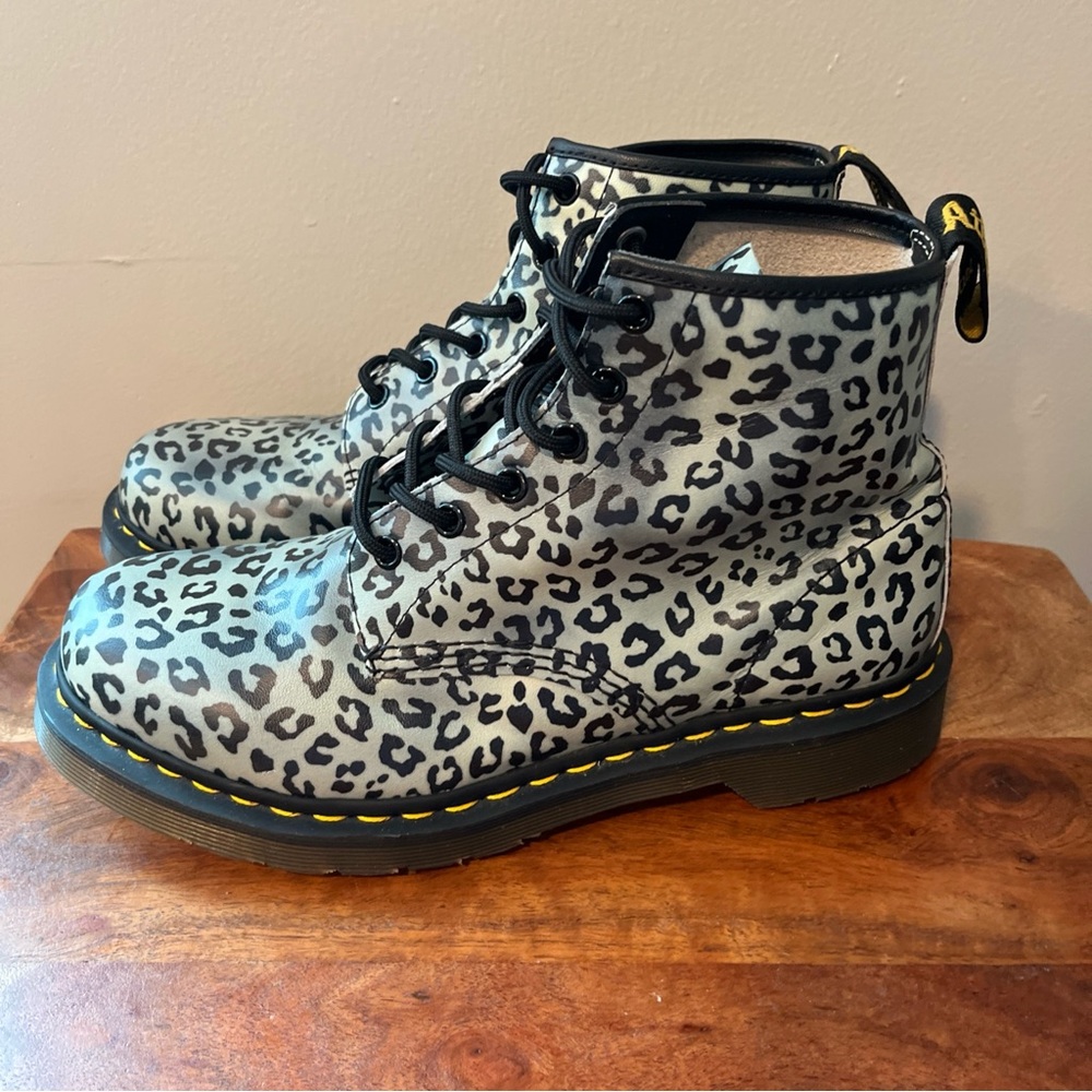 Womens Dr. Martens AirWair 101 Leopard Print Leather Combat Boots Size 10 EUC - Picture 4 of 8